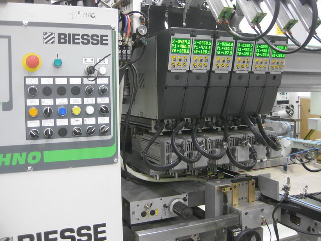АВТОМАТИЧЕСКАЯ СВЕРЛИЛЬНО-ПРИСАДОЧНАЯ ЛИНИЯ - BIESSE (BIESSE Group) - Sofit
